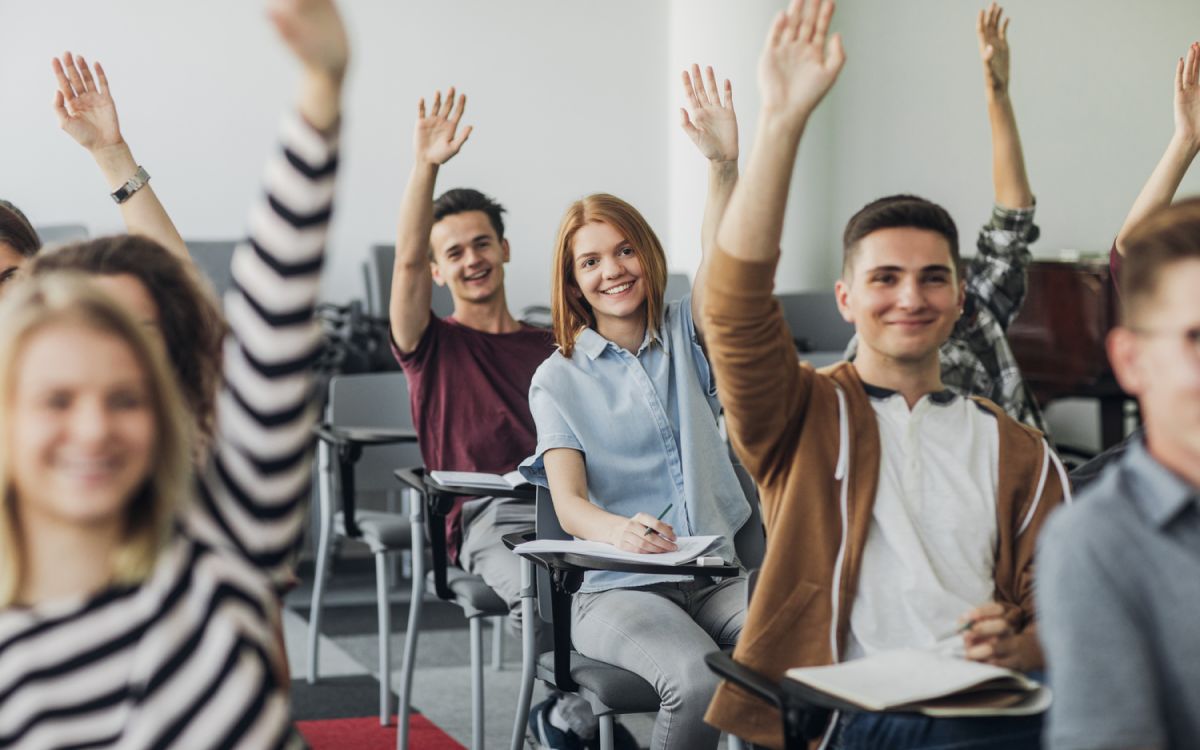 Digital Education in Schools – Smart Classrooms and Online Platforms